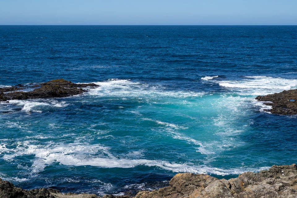 Surf over the rocks, the water turning green