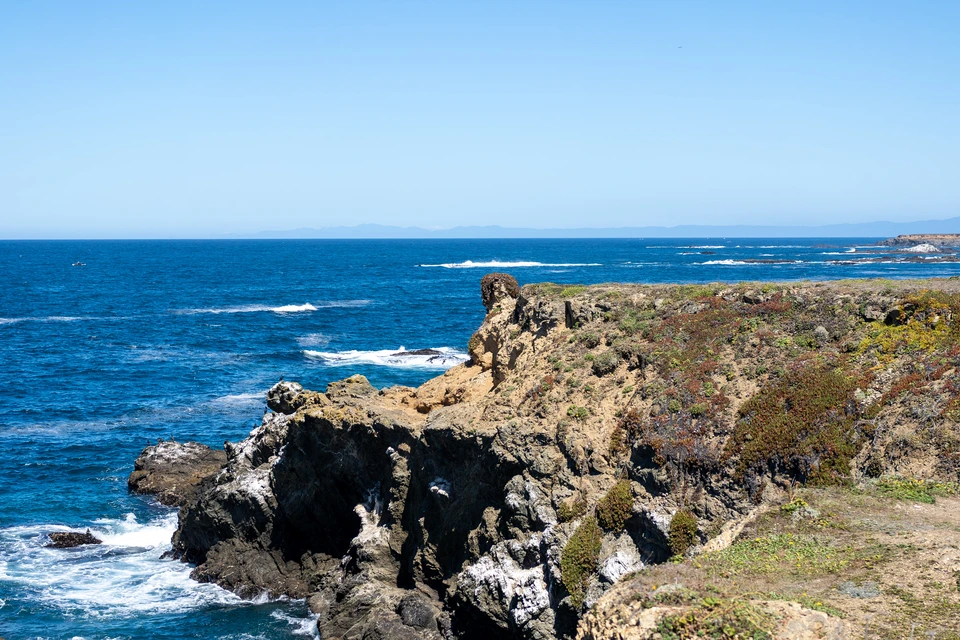 The broken rock of the shoreline