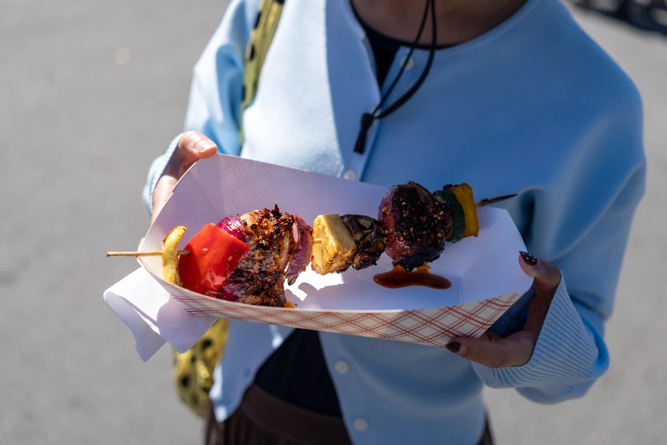 The skewer in its paper tray